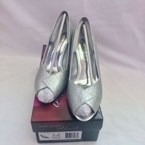 Easy Street Alive 5 Silver peep toe pumps 9M NIB